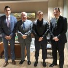 El presidente electo, Daniel Noboa (c), junto al embajador de Ecuador en Colombia (i).