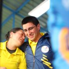 La tiradora olímpica Diana Durango, tras terminar la prueba y ser felicitada por su entrenador.