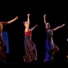 n el escenario, el movimiento y el espacio sonoro crean una atmósfera atemporal en un universo donde conviven la tradición con formas musicales y movimientos contemporáneos y la danza de autor desde el neofolk al flamenco, encajando un relato preciso y armonioso.