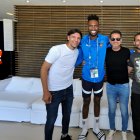 Alexander Domínguez (c) charló con Enrique Vera (i), Patricio Urrutia y Ambrosi (d) en Uruguay.