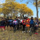 Parte de los integrantes del grupo de ciclistas Panas en Bici, en el atractivo turístico natural.