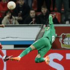 Leverkusen (Germany), 13/04/2023.- Gilloise"s goalkeeper Anthony Moris (R), in action against Leverkusen"s Piero Hincapie during the UEFA Europa League quarterfinal first stage match between Bayer 04 Leverkusen and Royale Union Saint-Gilloise in Leverkusen, Germany, 13 April 2023. (Alemania) EFE/EPA/RONALD WITTEK