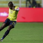 Enner Valencia de Ecuador patea el balón en un partido de las Eliminatorias Sudamericanas para la Copa Mundial de Fútbol 2026, en una fotografía de archivo.