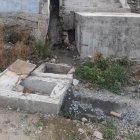 El agua sucia reboza de las alcantarillas y causa malestar en la comunidad.