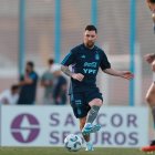 AME6683. BUENOS AIRES (ARGENTINA), 14/11/2023.- Lionel Messi pasa hoy el balón durante un entrenamiento de la selección de Argentina para los partidos de eliminatorias, en el predio de Ezeiza en Buenos Aires (Argentina). Argentina enfrentará este jueves a Uruguay y el próximo martes a Brasil por las eliminatorias sudamericanas Mundial 2026. EFE/ Juan Ignacio Roncoroni