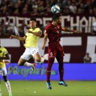 AMDEP3029. MATURÍN (VENEZUELA), 16/11/2023.- Yangel Harrera (d) de Venezuela disputa el balón con Alan Franco (c) de Ecuador hoy, en un partido de las Eliminatorias Sudamericanas para la Copa Mundial de Fútbol 2026 entre Venezuela y Ecuador en el estadio Monumental en Maturín (Venezuela). EFE/ Miguel Gutiérrez