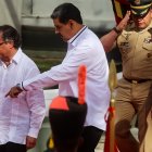 AME7736. CARACAS (VENEZUELA), 18/11/2023.- El Presidente de Venezuela, Nicolás Maduro (d), recibe al presidente de Colombia, Gustavo Petro (i) hoy, en Caracas (Venezuela). El presidente de Colombia, Gustavo Petro, llegó este sábado a Venezuela para participar en la Feria Internacional del Libro (Filven) y sostener una reunión privada con su homólogo venezolano, Nicolás Maduro, con quien prevé hablar sobre migración y los riesgos de una sequía en la región. EFE/ Miguel Gutiérrez