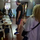 Personas asisten hoy, en un centro de votaciones en Buenos Aires (Argentina). Sergio Massa y Javier Milei son los dos candidatos del balotaje argentino y al final de la jornada uno de ellos será elegido como el futuro presidente del país.