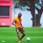 Enner Valencia apareció ya este lunes 20 de noviembre haciendo toques de balón en el entrenamiento del Inter de Brasil.