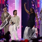 El músico Edgar Barreda y los cantantes Camilo, Iza y Manu Carrasco durante su actuación en la gala anual de los Latin Grammy.