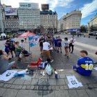 Las personas se reunieron en el monumento Obelisco, en Buenos Aires.
