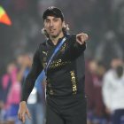 AME1426. MALDONADO (URUGUAY), 28/10/2023.- El director técnico Luis Zubeldía de LDU Quito reacciona hoy, en un partido de la final de la Copa Sudamericana entre Fortaleza y LDU Quito en el estadio Domingo Burgueño Miguel en Maldonado (Uruguay). EFE/ Raúl Martínez