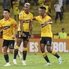 QUI01. GUAYAQUIL (ECUADOR) 11/07/2023.- Fidel Martínez (c) de Barcelona de Ecuador celebra un gol hoy, en un partido de la Copa Sudamericana entre Barcelona SC y Estudiantes en el estadio Monumental Banco Pichincha, en Guayaquil (Ecuador). EFE/ Jonathan Miranda