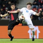 Piero Hincapie (izquierda) volvió a la titularidad en Bayer Leverkusen para este partido