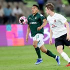 Jeddah (Saudi Arabia), 15/12/2023.- Angel Mena (L) of Club Leon in action against Marius Hoibraten of Urawa Reds during the FIFA Club World Cup 2023 match beween Club Leon and Urawa Reds in Jeddah, Saudi Arabia, 15 December 2023. (Mundial de Fútbol, Arabia Saudita) EFE/EPA/ALI HAIDER