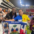 Luis Padilla junto a Ricardo Adé, quien lo hizo entrar a la cancha para festejar el título de LigaPro.