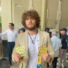 Roberto Jiménez muestra las medallas de campeón del mundo.