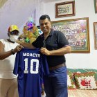 Moacyr Pinto de 87 años junto a Merlin Villagómez, que fue su dirigido en Filancard, 37 años después se volvieron a ver.