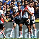 AME3785. BUENOS AIRES (ARGENTINA), 01/10/2023.- El jugador de River Plate Salomón Rondón (2-d) celebra con sus compañeros después de anotar un gol ante Boca Juniors hoy, durante un partido por la Primera División del fútbol argentino, en el estadio La Bombonera de Buenos Aires (Argentina). EFE/ Juan Ignacio Roncoroni
