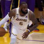 Los Angeles (United States), 23/04/2023.- Los Angeles Lakers forward LeBron James drives down the court against the Memphis Grizzlies during the first half of game three of the NBA Western Conference First Round Playoff game at Crypto.com Arena in Los Angeles, California, USA, 22 April 2023. (Baloncesto, Estados Unidos) EFE/EPA/ALLISON DINNER SHUTTERSTOCK OUT