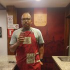 Jerson Stacio, antes se desenvolvía en el medio campo del Deportivo Cuenca, ahora hace un café que se llama Expreso Austral