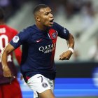 Kylian Mbappe de Paris Saint Germain celebra tras marcar un gol de penalti durante el partido de fútbol de la Liga Francesa 1 entre el Toulouse FC y el PSG en el estadio TFC, en Toulouse, Francia, el 19 de agosto de 2023. ( Francia) EFE/EPA/GUILLAUME HORCAJUELO