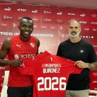 Jhonny Quiñónez (i) fimó con Independiente hasta la temporada 2026
