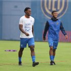 Pedro Vite (d) confesó que está feliz por poder defender al combinado nacional en el Preolímpico. Él y Justin Cuero (i) se perfilan como titulares en la selección.