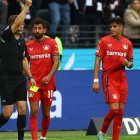 Piero Hincapié (d) defiende su puesto de titular con Bayer Leverkusen