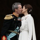 La pareja se dio un beso.