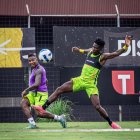 William Vargas (izq) y la camiseta del Barcelona del 2024, tiene contrato por un año.