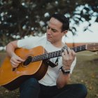 El artista manabita promocona su canción Paz para Ecuador.