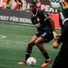 William Pacho es el jugador con más minutos jugados en lo que la Bundesliga