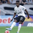Félix Torres en su primer partido con la camiseta del Corinthians