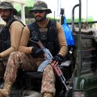 Los soldados en Peshawar defienden por largas horas su territorio.
