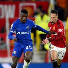 Manchester (United Kingdom), 06/12/2023.- Antony (R) of Manchester United in action against Moises Caicedo of Chelsea during the English Premier League match between Manchester United and Chelsea in Manchester, Britain, 06 December 2023. (Reino Unido) EFE/EPA/PETER POWELL EDITORIAL USE ONLY. No use with unauthorized audio, video, data, fixture lists, club/league logos, "live" services or NFTs. Online in-match use limited to 120 images, no video emulation. No use in betting, games or single club/league/player publications.