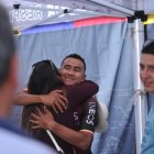 Al llegar a la meta el sábado, Jhonatan abrazó a su esposa, Génesis Rodríguez, con quien espera a su primer hijo.