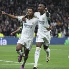 MADRID, 10/02/2024.- Los jugadores brasileños del Real Madrid, Rodrygo (i) y Vinicius Jr., celebran el cuarto gol del equipo madridista durante el encuentro correspondiente a la jornada 24 de primera división que disputan hoy sábado Real Madrid y Girona en el estadio Santiago Bernabéu, en Madrid. EFE / Kiko Huesca.