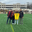 Homenaje. Carlos Muñoz y    Violeta Vergara recibieron la camiseta de manos de Antonio Álvarez y Raúl Chávez, de Barcelona.