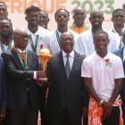 Los jugadores de Costa de Marfil en comitiva oficial con el presidente de la república.