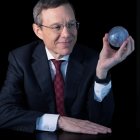 El astrofísico Avi Loeb tiene una profecía por cumplir: hallar pruebas de una civilización extraterrestre.