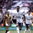 Félix Torres se afianza en la defensa de Corinthians