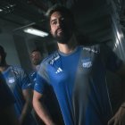 El volante Cristhian Noboa luciendo la nueva camiseta.