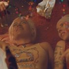 Karol G y Young Miko, en una escena del clip.