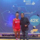 Mary Granja (i) luego de culminar la prueba de fondo española.