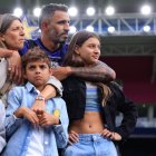 El ahora exfutbolista estuvo acompañado por su esposa y tres hijos. Su hijo en una de las alocuciones le dijo: “Quiero copiar todo lo que haces”. Pelle rompió en llanto.