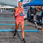 La celebración de la maratonista tricolor Mary Granja tras cruzar la meta en Sevilla y alcanzar la marca a París 2024.