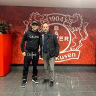 El entrenador de La Tri, Félix Sánchez (d) visitó a Piero Hincapié en Alemania