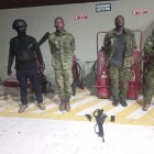 Se capturó a dos hombres que fingieron ser uniformados en servicio activo.