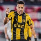 El lateral Byron Castillo mantiene la titularidad con Peñarol